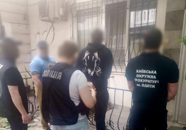 Держали в неволе и требовали несуществующий долг: в Одессе задержали рэкетиров