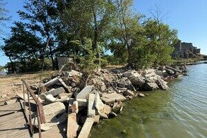 В Одесской области мусор после обстрела школы сбросили вблизи Аккерманской крепости