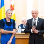 Строил фортификационные сооружения: в Одессе вручили награду коммунальщику
