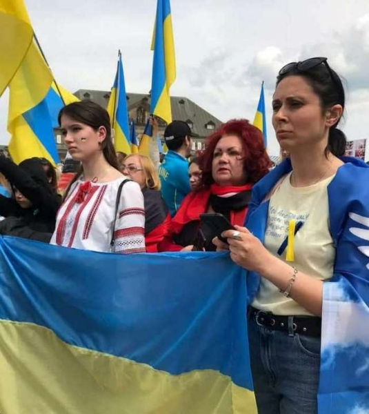 «Я брала інтерв’ю у шести президентів України, а зараз порпаюся на барахолках за 2000 км від дому»: чим займаються українські біженці за кордоном