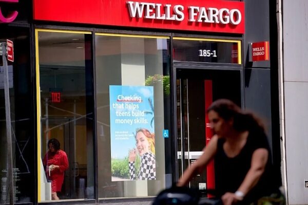Китай заблокировал выезд банкира Wells Fargo