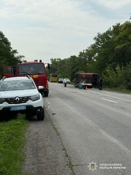 Пекло на трасі: двоповерховий автобус перекинувся на Дніпропетровщині, десятки постраждалих (фото)