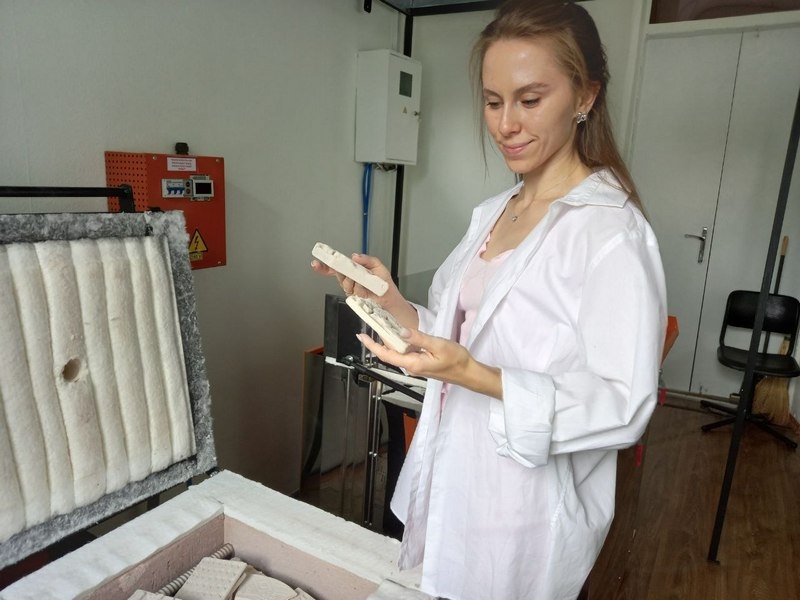 «Усе, як на війні, — не знаєш, чим закінчиться»: полтавець-військовий та його дружина відкрили майстерню з виготовлення кахлів ручної роботи