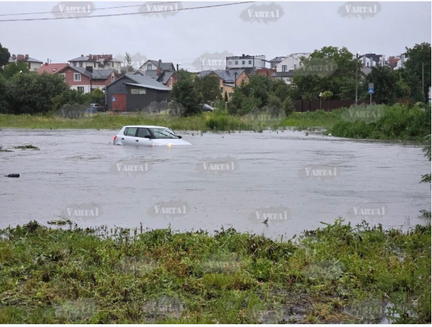 Є місця, де вода сягає майже трьох метрів: дощі затопили Львів (фото)