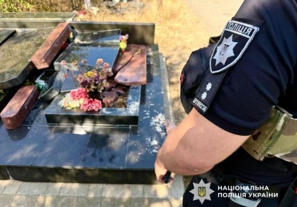 В Одессе мужчина повредил почти три десятка памятников на кладбище: его разоблачили полицейские