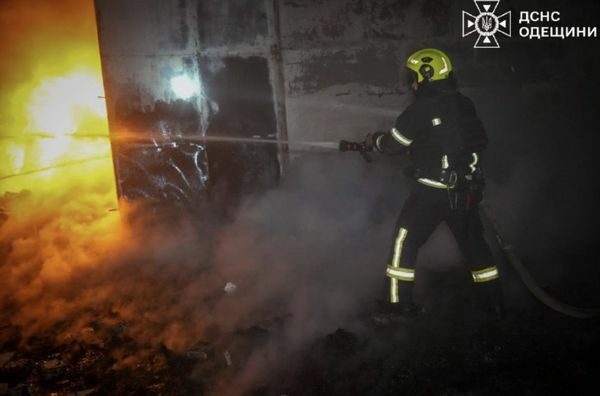Під Одесою масштабна пожежа після нальоту ворожих безпілотників (фото, відео)