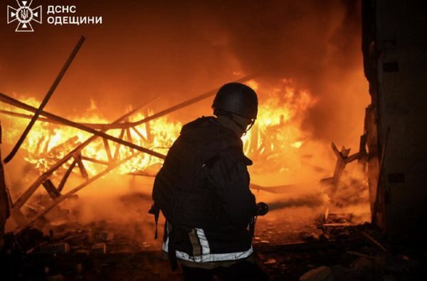 Під Одесою масштабна пожежа після нальоту ворожих безпілотників (фото, відео)
