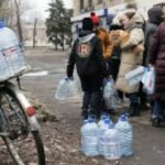 На межі колапсу: в окупованому Донбасі люди б’ються за воду, що непридатна навіть для прання