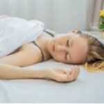 Сон без подушки може врятувати ваші очі: нове дослідження приголомшує експертів