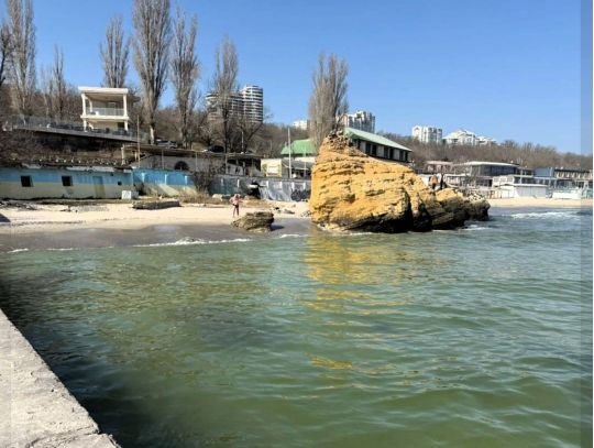Екологи пояснили, чому Чорне море в&nbsp;Одесі стало жовтим (фото, відео)