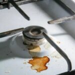 Диво-рецепт для газової плити: звичайні засоби перетворюють брудні конфорки на блискучі