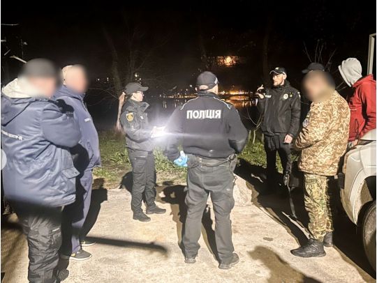 НП&nbsp;у&nbsp;Рівному: після трьох годин переговорів поліція переконала військового втікача не&nbsp;підривати гранату (фото)
