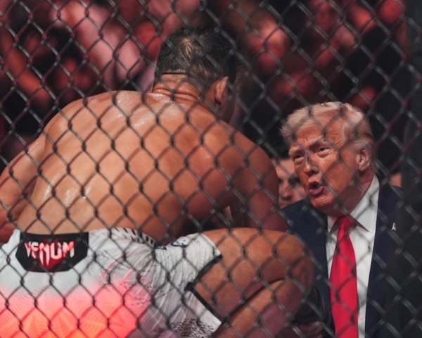 Трамп и Рубио смотрят UFC в Майами &mdash; пока переговоры с Ираном рушатся