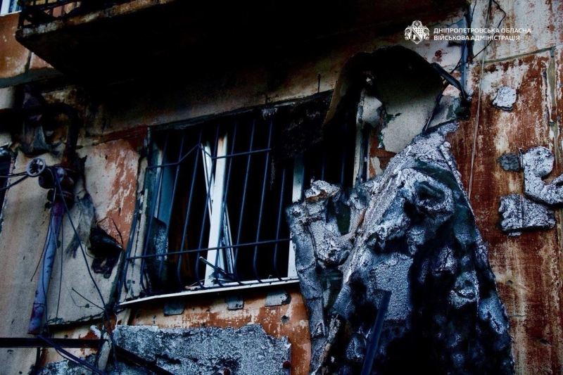 У Дніпрі горіли автомобілі та багатоквартирні будинки після нічного удару росіян (фото відео)
