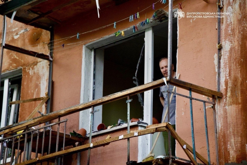 У Дніпрі горіли автомобілі та багатоквартирні будинки після нічного удару росіян (фото відео)
